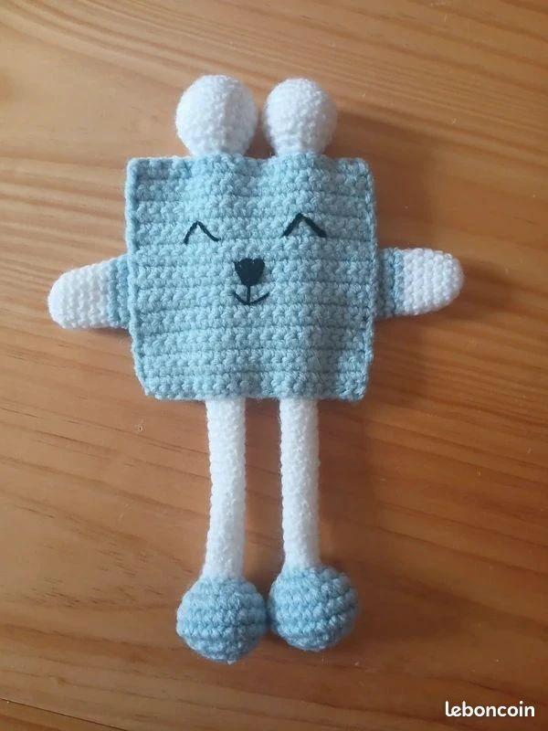 Doudou rigolo en crochet fait main